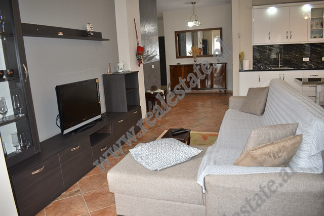 Apartament 2+1 per qira ne rrugen Hamdi Sina ne Tirane.

Ndodhet ne katin e 4-te te nje pallati te